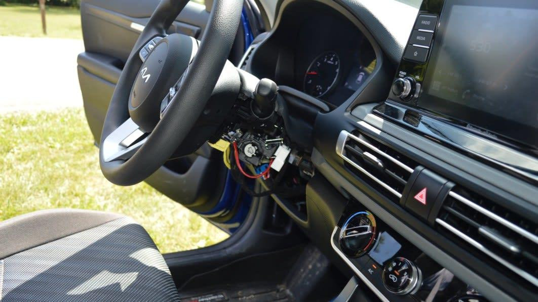 Những tên trộm chỉ cần dùng dây sạc USB hoặc kìm để khởi động xe. Những tên trộm chỉ cần dùng dây sạc USB hoặc kìm để khởi động xe.