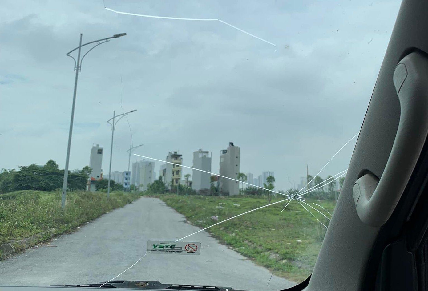 Tình trạng kính chắn gió của vị tài xế. Tình trạng kính chắn gió của vị tài xế.