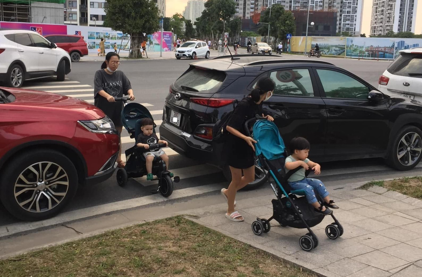 Đây là một minh chứng về hiện tượng đỗ xe sai vị trí sẽ gây ra bất tiện cho nhiều người xung quanh. Ảnh: Otofun.