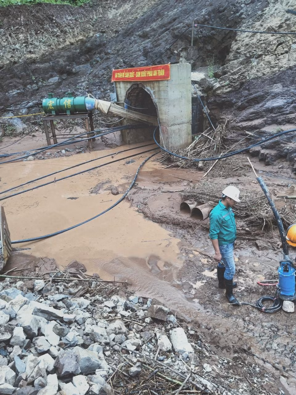 Lực lượng cứu nạn tiếp tục chỉ đạo các đơn vị phối hợp với đơn vị thi công dùng máy bơm với công suất lớn hút nước trong hầm để tìm kiếm nạn nhân đang mắc kẹt trong hầm. Lực lượng cứu nạn tiếp tục chỉ đạo các đơn vị phối hợp với đơn vị thi công dùng máy bơm với công suất lớn hút nước trong hầm để tìm kiếm nạn nhân đang mắc kẹt trong hầm.