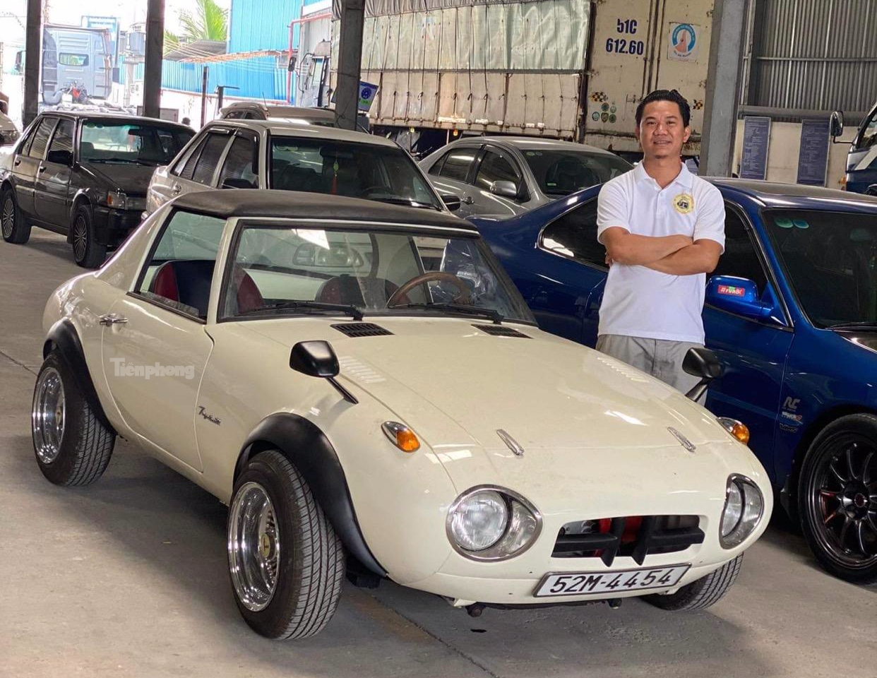 Chiếc Sports 800 trước và sau khi được phục chế. Chiếc Sports 800 trước và sau khi được phục chế.