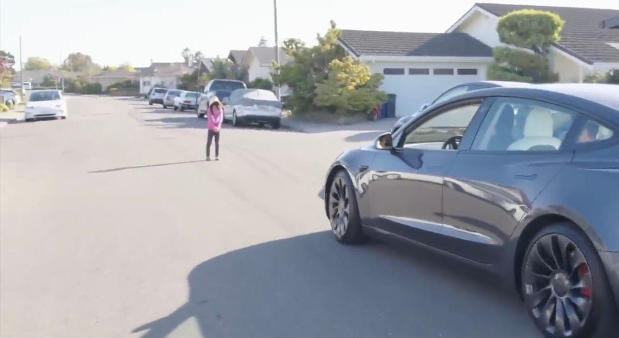 Nhiều người đã sử dụng trẻ em để kiểm chứng khả năng tự lái của xe Tesla.
