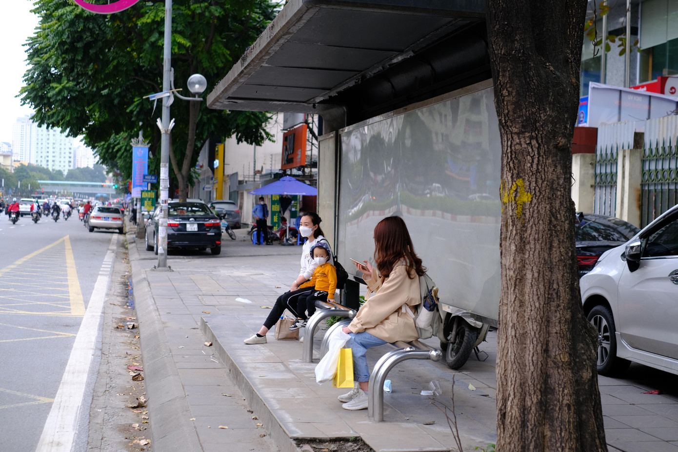 Tại bến xe số 60 Nguyễn Chí Thanh, hành khách liên tục lên, xuống khi xe ra vào bến. Do hôm nay người nhà bận, không thể đưa đón, chị Thúy chia sẻ: “Mình định cư lâu năm ở Pháp nên đã quen với việc sử dụng các loại hình phương tiện công cộng. Về Việt nam cũng vậy, khi không có người nhà đưa đón, chả có lí do gì là không chọn xe buýt. Vừa rẻ vừa an toàn”.