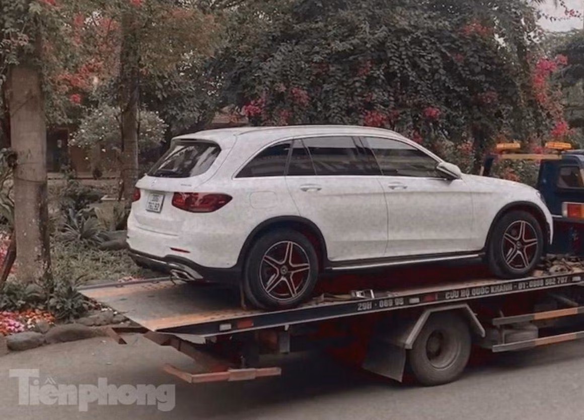 Chiếc Mercedes GLC 300 gặp lỗi chết máy.