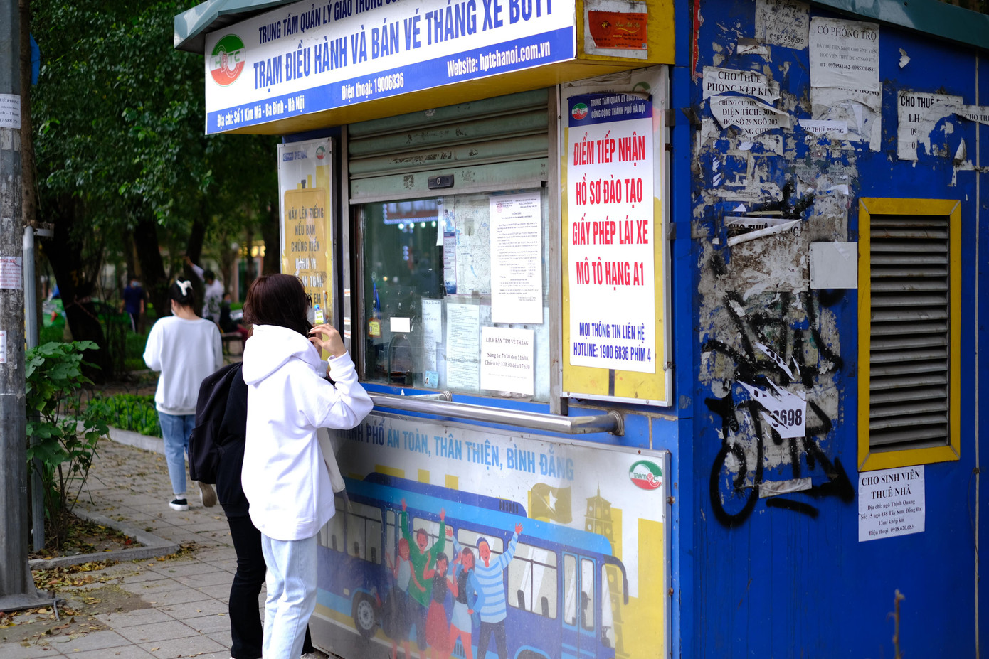 Bạn Diệu, sinh viên học viện Ngân Hàng, đang xếp hàng để mua vé tháng xe buýt chia sẻ: “Do đi học xa nhà, mọi chi phí ăn ở tại Hà Nội đã quá đủ áp lực với mình. Dù đã đi làm các công việc bán thời gian, để bỏ ra gần một triệu để mua xăng cho xe máy cả tháng là quá đắt. Vì vậy mình quyết định sử dụng xe buýt để đi lại”.