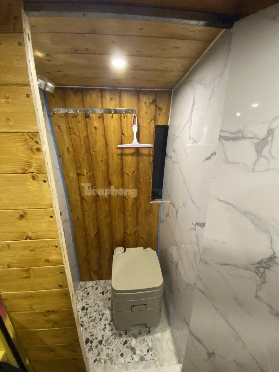 Nhà vệ sinh nhỏ gọn, được ốp gỗ và nhựa giả đá. Nhà vệ sinh nhỏ gọn, được ốp gỗ và nhựa giả đá.