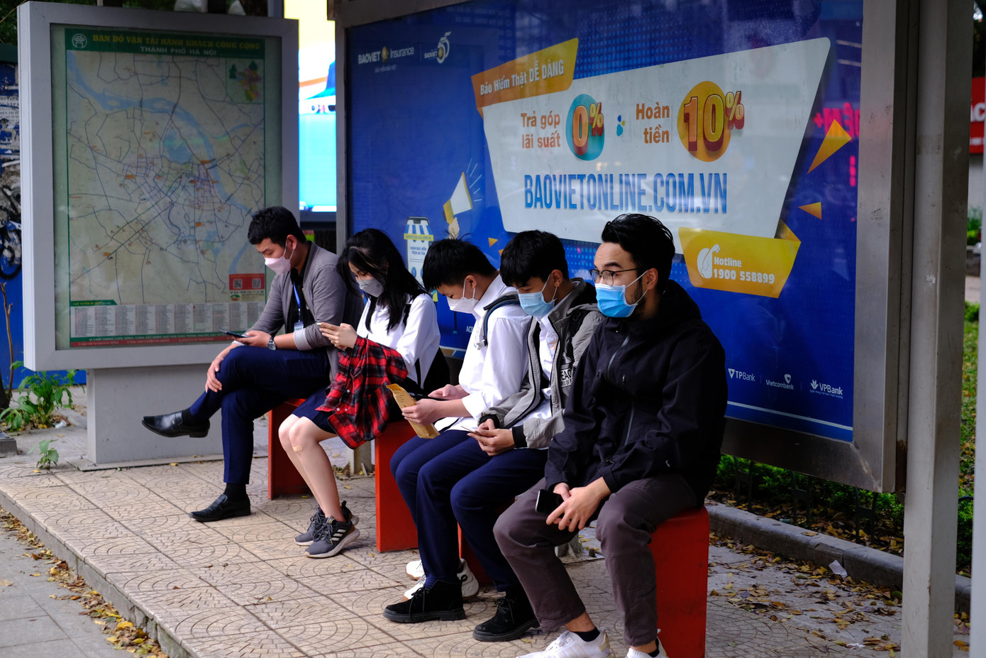 Nhóm học sinh của trường THPT Anhxtanh cho biết: “Dù có xe đạp điện, chúng em vẫn muốn sử dụng xe buýt để đi học vì có thể đảm bảo an toàn giao thông, giúp bố mẹ ở nhà bớt đi lo lắng”.