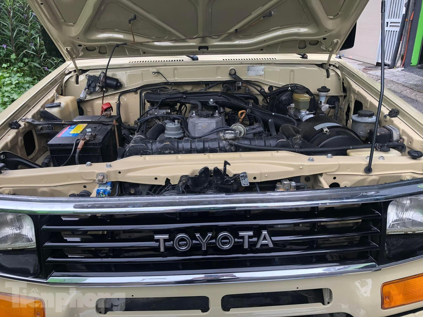 Chiếc xe sử dụng động cơ xăng 2.4 lít.