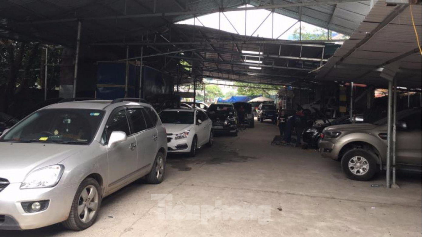 Ô tô nối đuôi nhau chờ được kiểm tra. Ô tô nối đuôi nhau chờ được kiểm tra.