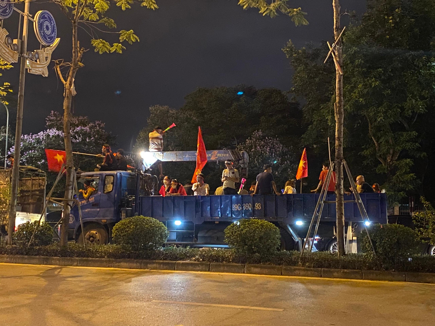 Dù vẫn đang di chuyển trên đường, nhiều người vẫn cố trèo lên nóc ô tô để ăn mừng chiến thắng. Thậm chí, một số bậc cha mẹ còn đưa cả trẻ nhỏ lên vị trí này để vẫy cờ, hò hét. Nếu chẳng may đi qua đoạn đường gồ ghề hay phanh gấp, họ có thể văng khỏi xe.