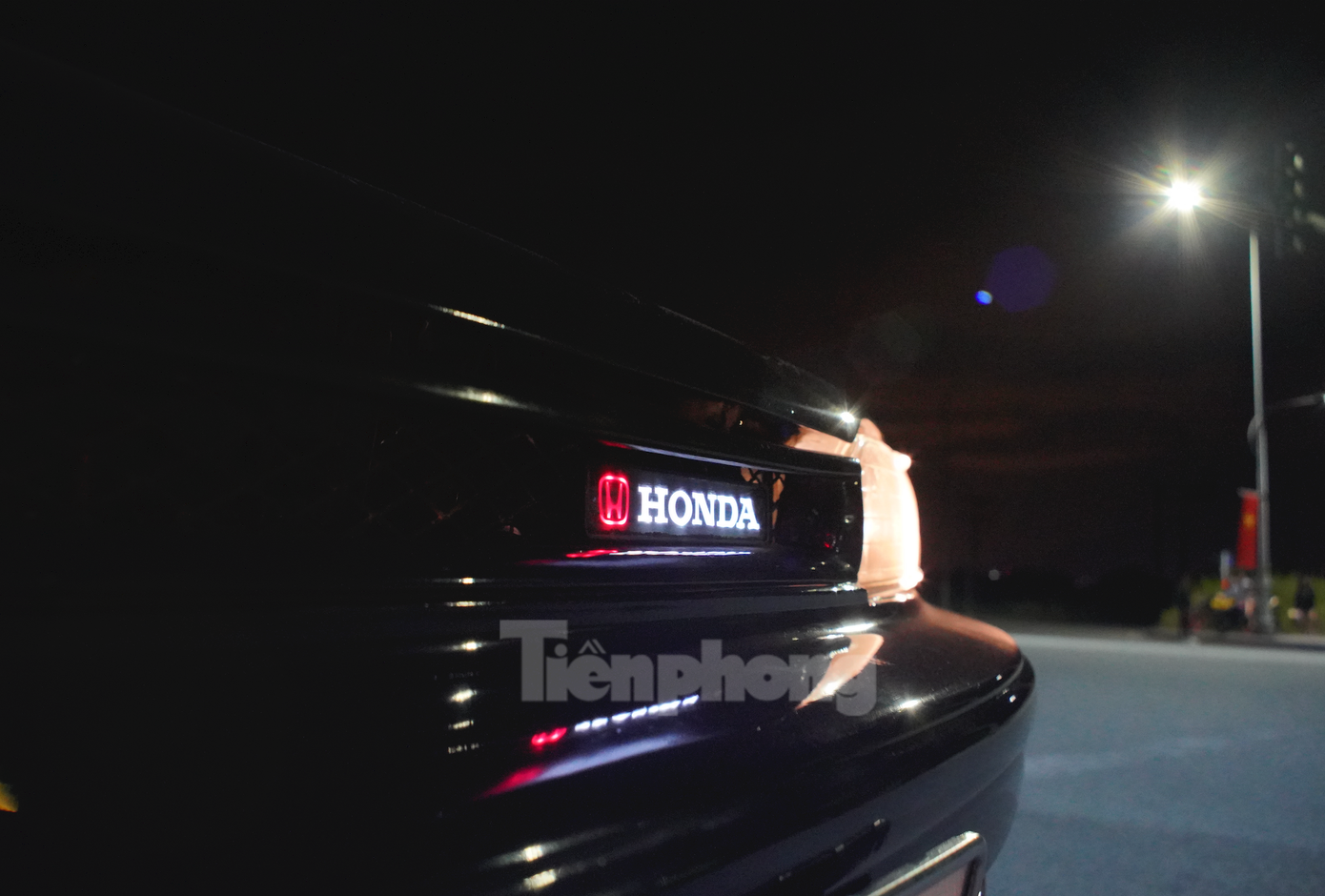Logo Honda được hiển thị bằng đèn LED hiện đại.