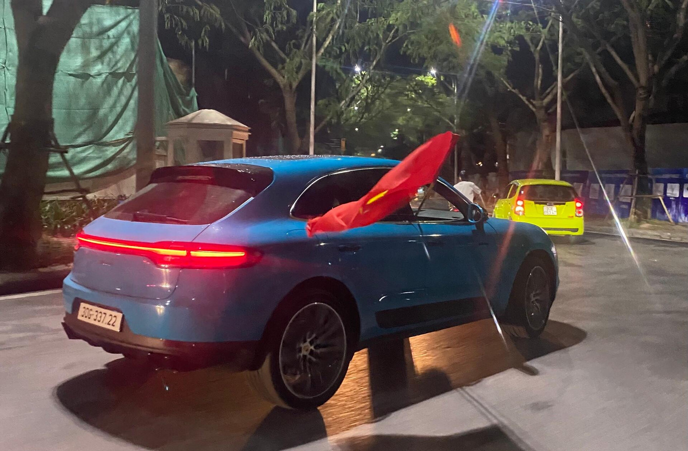 Chĩa cờ ra cửa sổ ô tô có thể làm những người đi xe máy xung quanh va quệt, dẫn đến tai nạn giao thông.