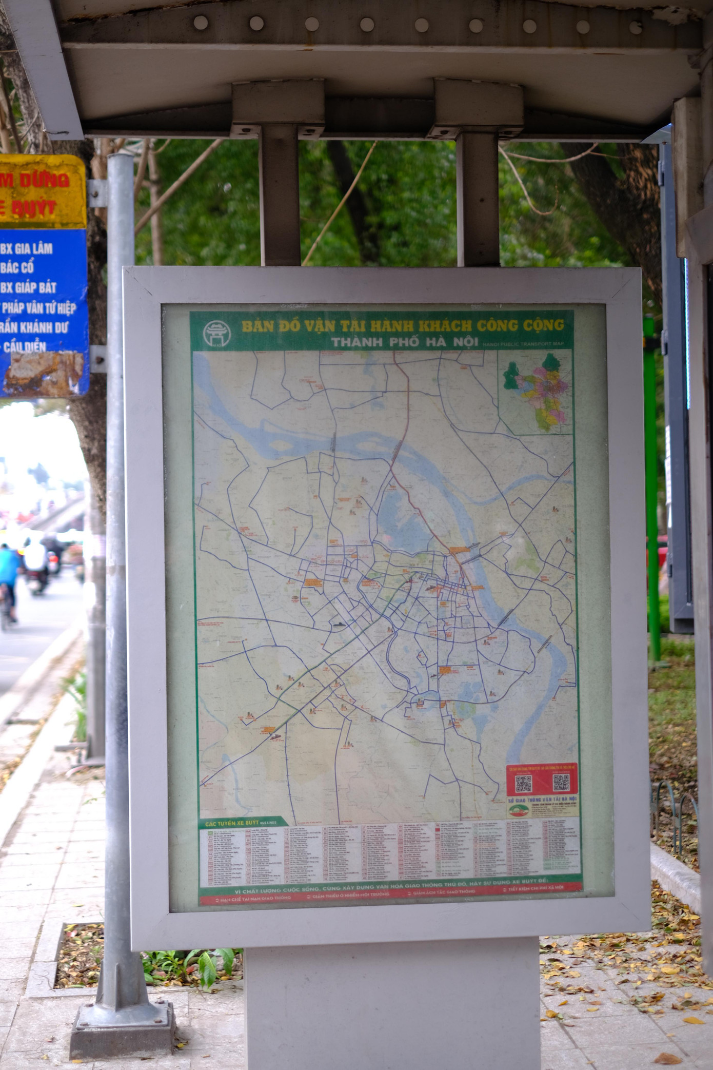 Mỗi bến xe buýt đều có bản đồ hướng dẫn cụ thể các chuyến đi.