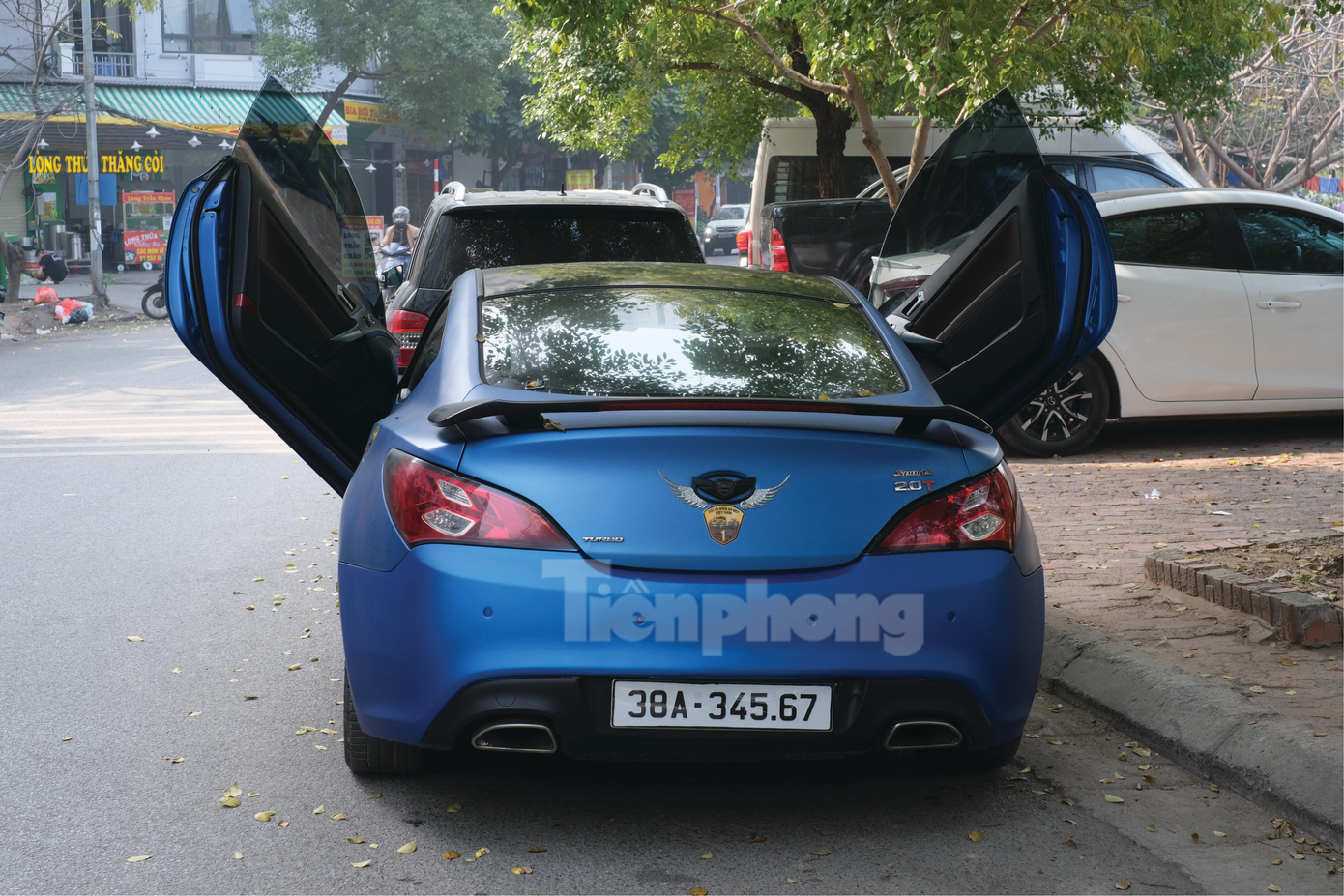 Chiếc xe được độ lại cửa theo kiểu cắt kéo. Chiếc xe được độ lại cửa theo kiểu cắt kéo.