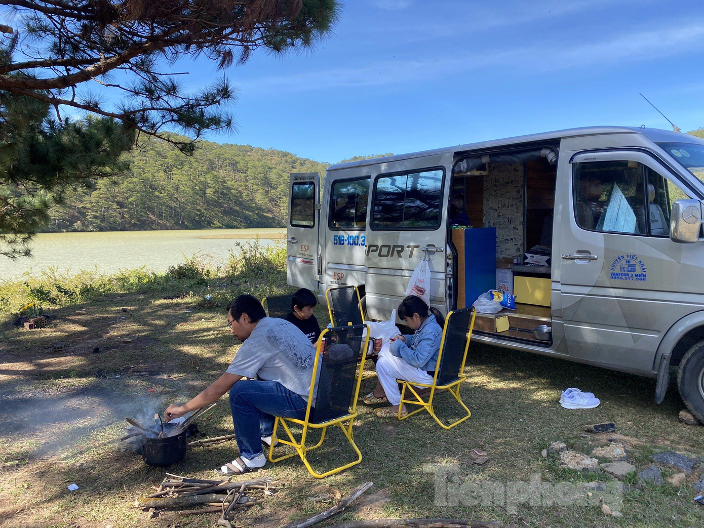 Anh Khải và gia đình bên “ngôi nhà” di động. Anh Khải và gia đình bên “ngôi nhà” di động.