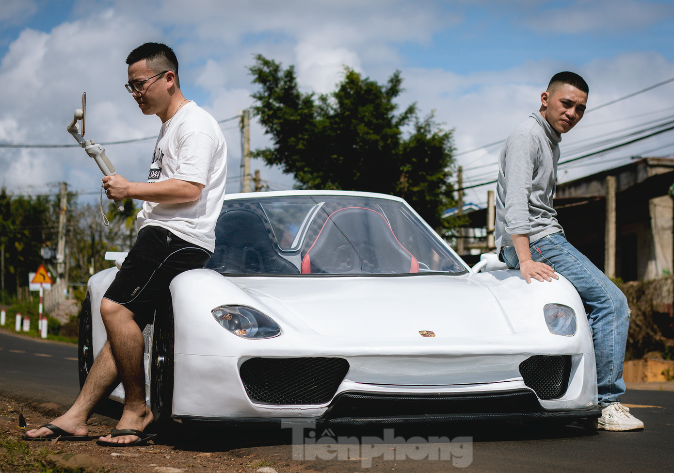 Nhóm bạn trẻ chế tạo chiếc Porsche 918 Spyder bao gồm Bình và Đại.
