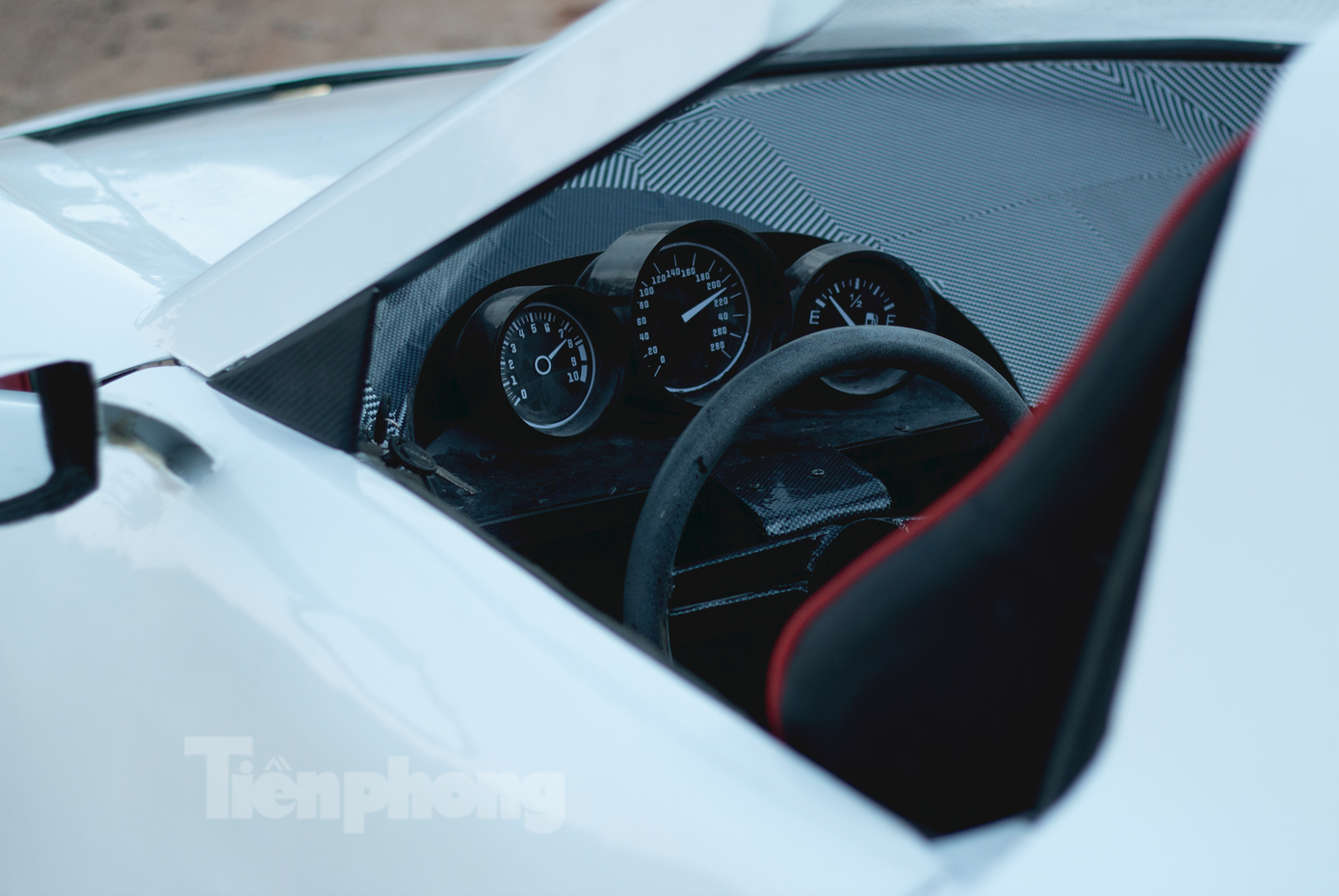 Nhóm thợ tay ngang cũng rất cố gắng để xây dựng nội thất hoàn chỉnh cho xe.