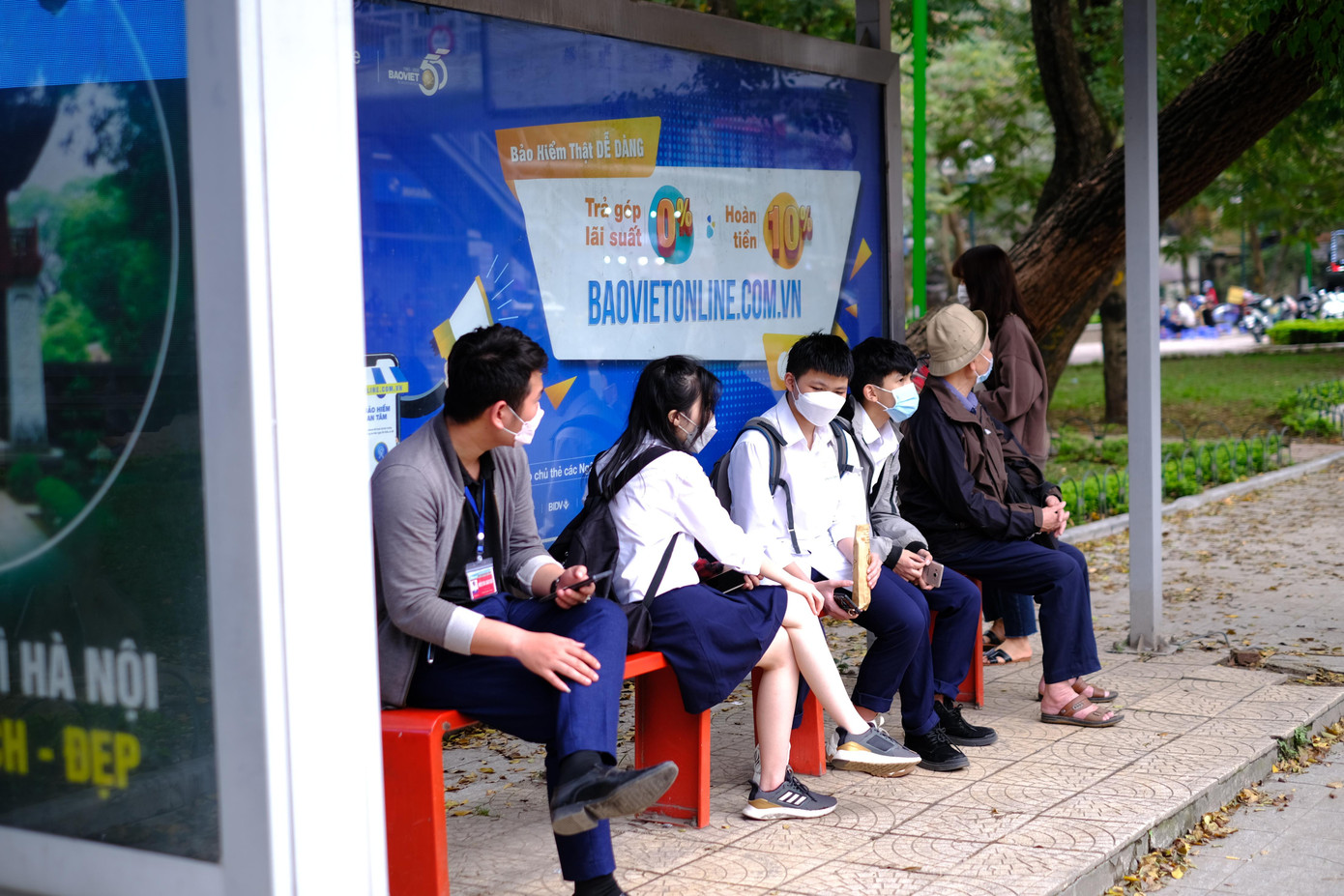 Tại bến xe buýt trường đại học Thủy Lợi khi đến giờ tan tầm, hàng ghế đợi xe kín chỗ ngồi, hành khách đi xe thuộc mọi lứa tuổi.