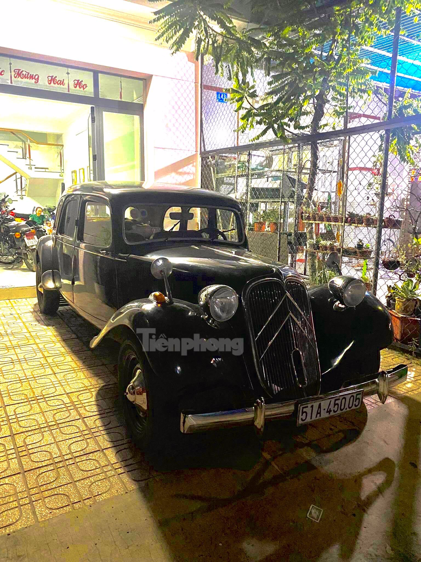 Chiếc Citroen Traction 1947 với thiết kế đậm nét cổ điển.