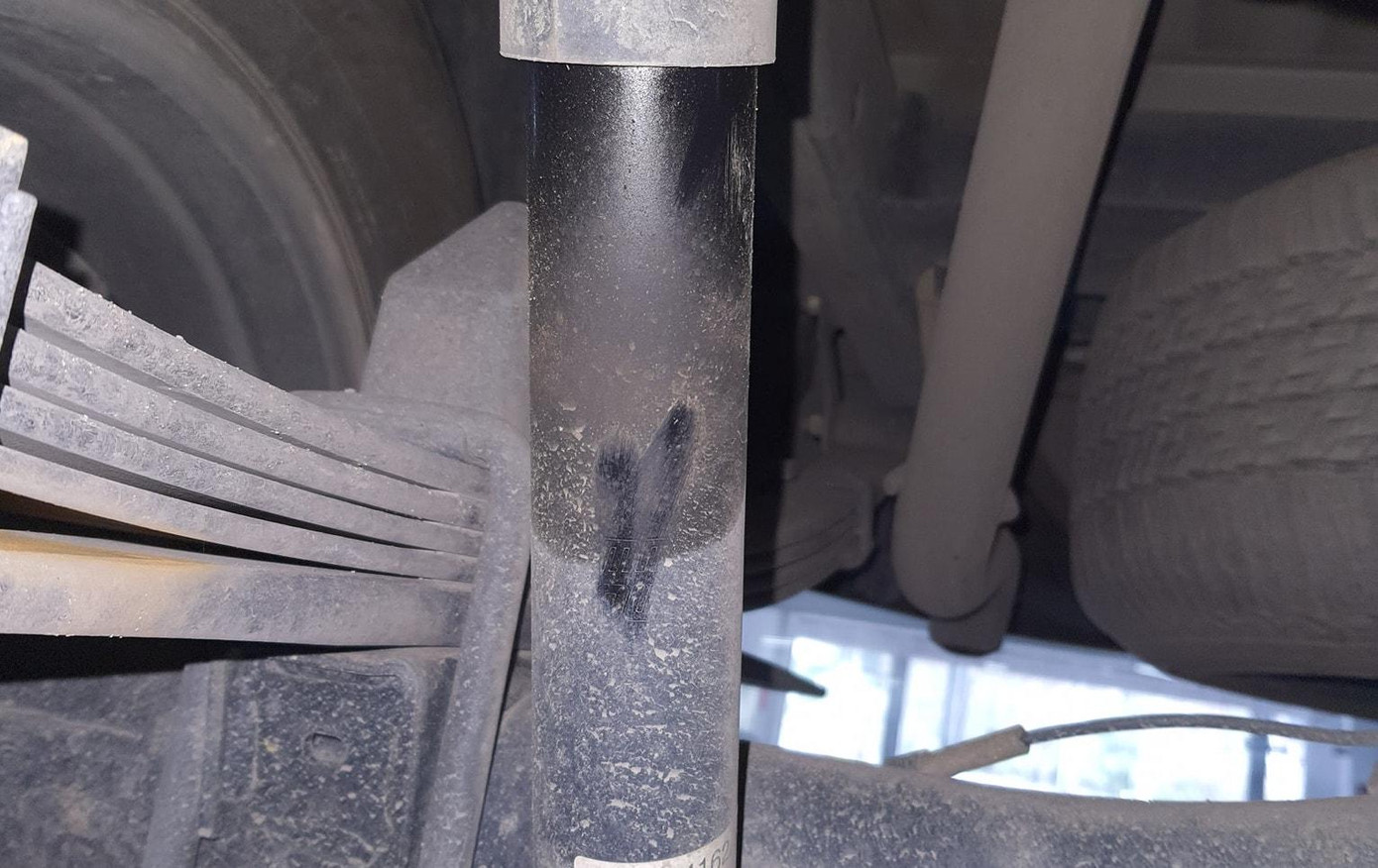 Khi vết dầu có chiều dài hơn 1/3 chiều dài vỏ giảm xóc thì cần đưa xe đi sửa chữa. Khi vết dầu có chiều dài hơn 1/3 chiều dài vỏ giảm xóc thì cần đưa xe đi sửa chữa.