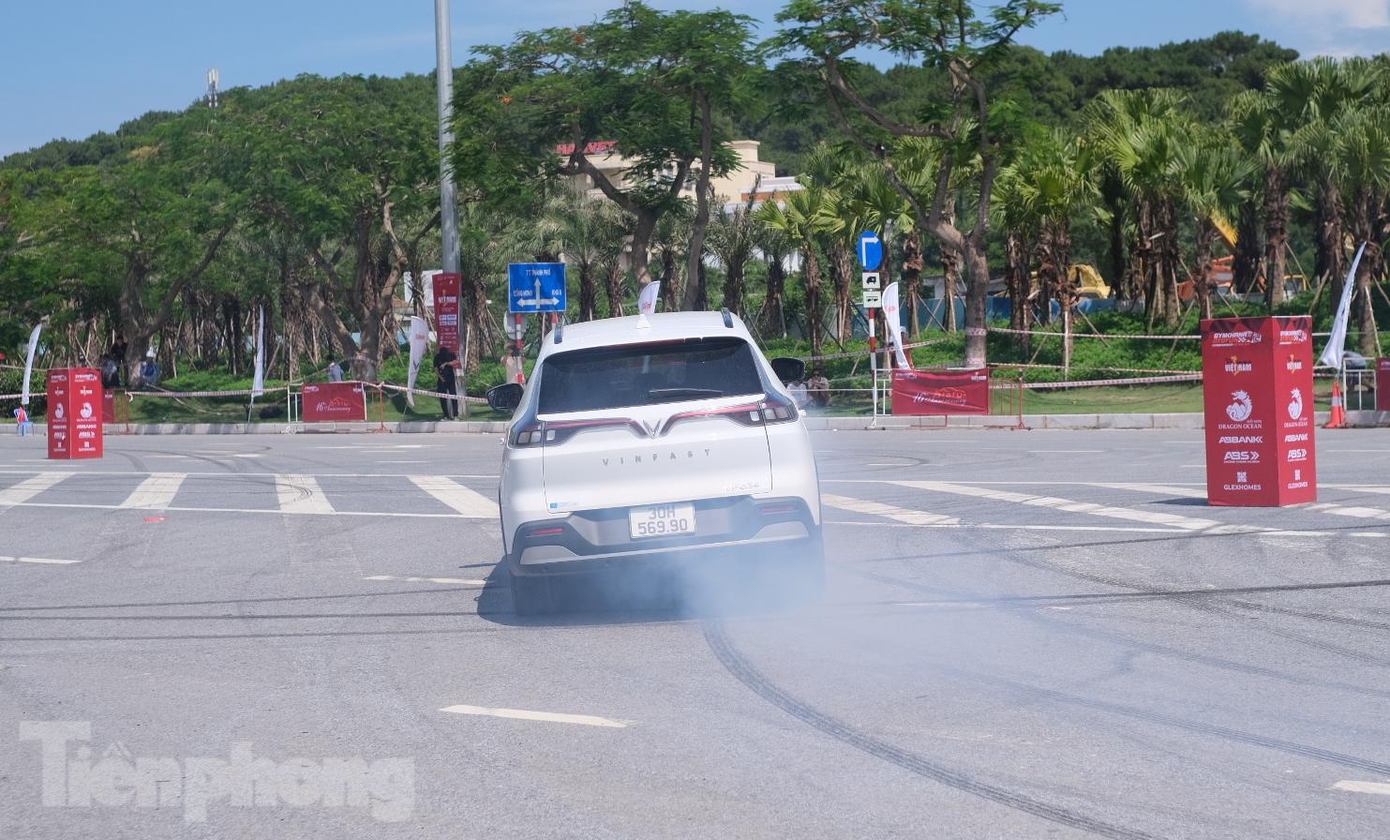 Với sức mạnh của chiếc xe điện, các tay đua đã mang đến những pha drift bốc lửa, gây ấn tượng mạnh tới người xem. Với sức mạnh của chiếc xe điện, các tay đua đã mang đến những pha drift bốc lửa, gây ấn tượng mạnh tới người xem.