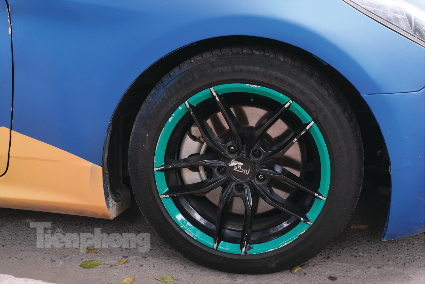 Bộ mâm của xe được “độ” lại cá tính hơn. Bộ mâm của xe được “độ” lại cá tính hơn.