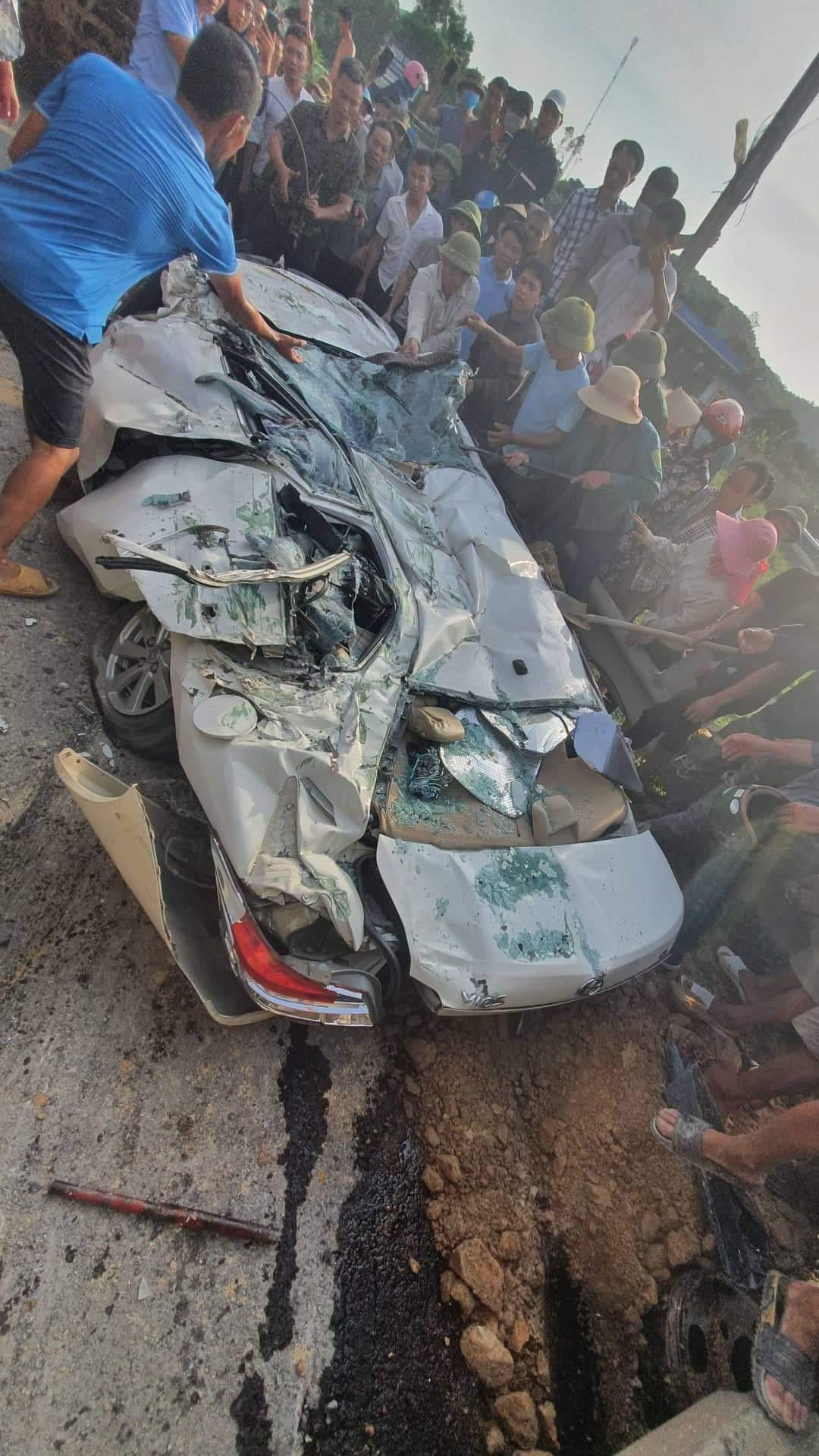 Chiếc xe con bị đè nát sau vụ tai nạn.