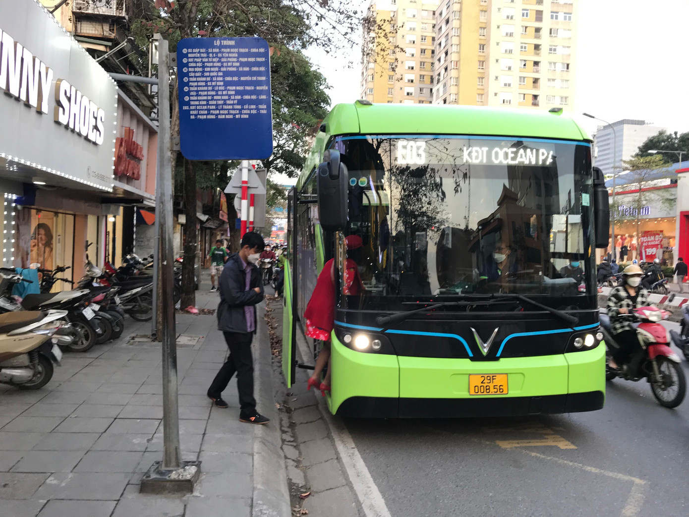 Từ khi đi vào hoạt động, các tuyến xe buýt điện luôn được nhiều người tin tưởng sử dụng (bến xe tại số 8 Phạm Ngọc Thạch).