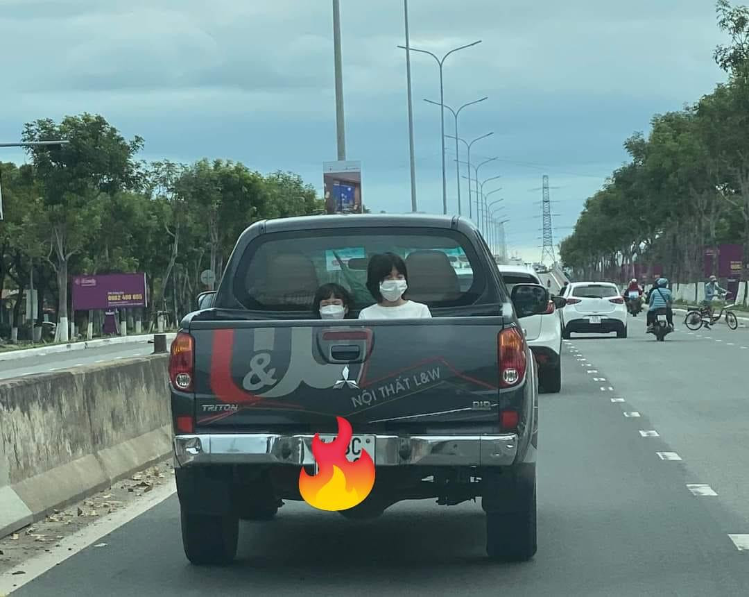 Quả thật, đây là một hành động thực sự khó hiểu của tài xế. Chúng ta bỏ đến gần một tỷ đồng để mua một chiếc ô tô giúp tránh nắng mưa, khó bụi, nhưng lại để trẻ nhỏ ngồi ở ngoài trời. Trong trường hợp này, trẻ em không được sử dụng bất kỳ một thiết bị an toàn nào trên xe, nếu chẳng may gặp bất trắc, chúng sẽ phải chịu hậu quả nhiều hơn rất nhiều lần người ngồi bên trong.