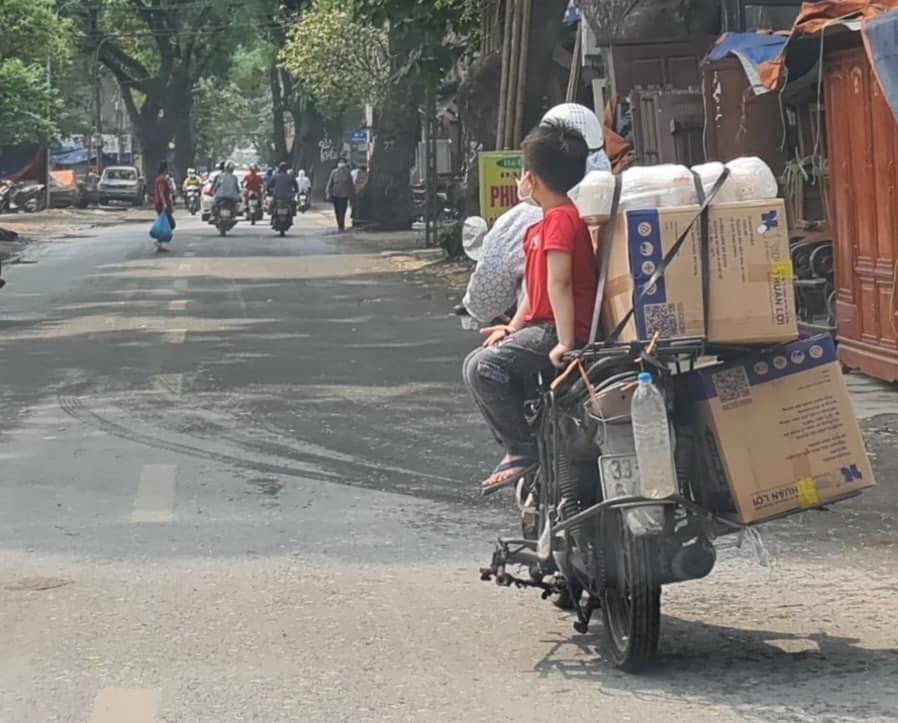 'Miếng cơm, manh áo' là một trong những điều quan trọng nhất trong cuộc sống, nhưng không phải vì thế mà bậc cha mẹ lại quên đi sự an toàn của con cái. Khả năng tập trung của trẻ em không được tốt nên không phải lúc nào chúng cũng có thể bám chắc trên xe với một chỗ ngồi chật chội như vậy.