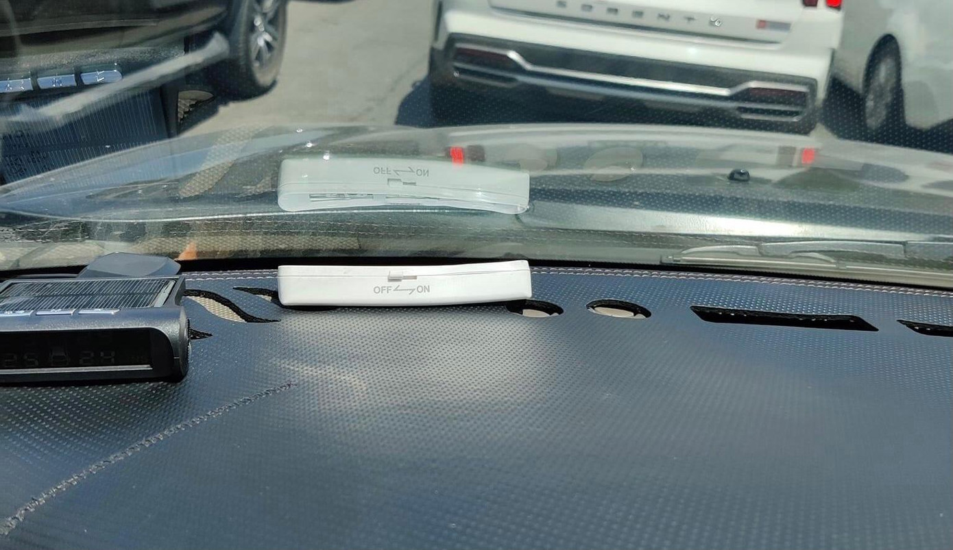 Nhiệt độ quá cao khiến bảng số điện thoại trên ô tô bị cong, méo. Nhiệt độ quá cao khiến bảng số điện thoại trên ô tô bị cong, méo.