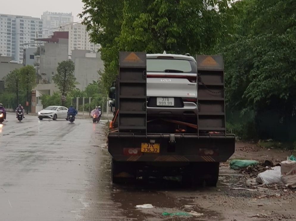 Kia Sonet biển độc được vận chuyển cẩn thận từ Nghệ An về Hà Nội. Ảnh: Nguyễn Bá Hiệp.