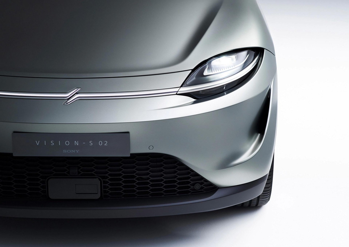 Cận cảnh phần đầu xe với cụm đèn pha hình hạnh nhân. Cận cảnh phần đầu xe với cụm đèn pha hình hạnh nhân.