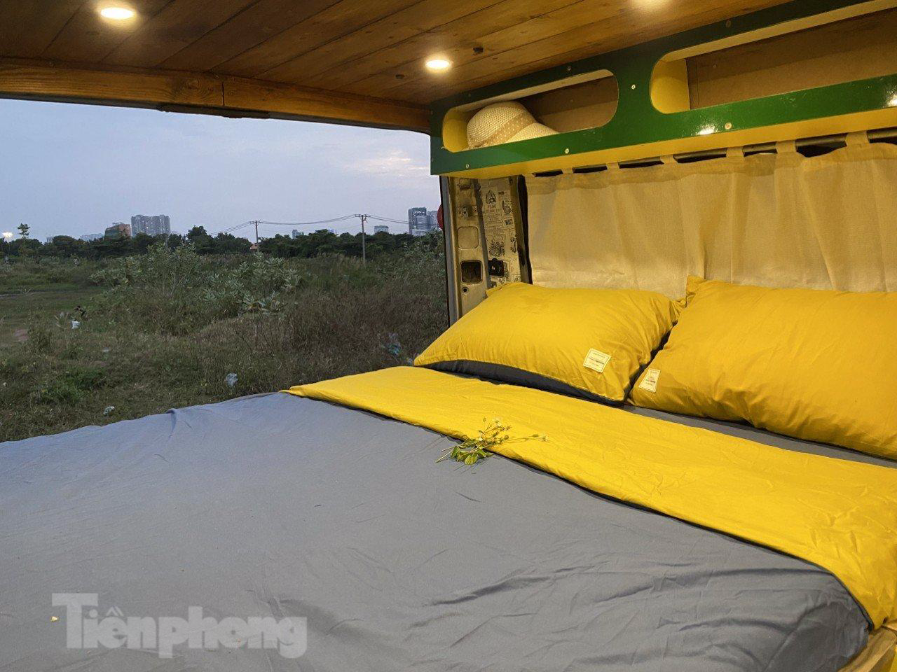 Giường lớn rộng rãi nằm ở cuối xe, có nhiều không gian chứa đồ dùng sinh hoạt cho chuyển đi. Giường lớn rộng rãi nằm ở cuối xe, có nhiều không gian chứa đồ dùng sinh hoạt cho chuyển đi.