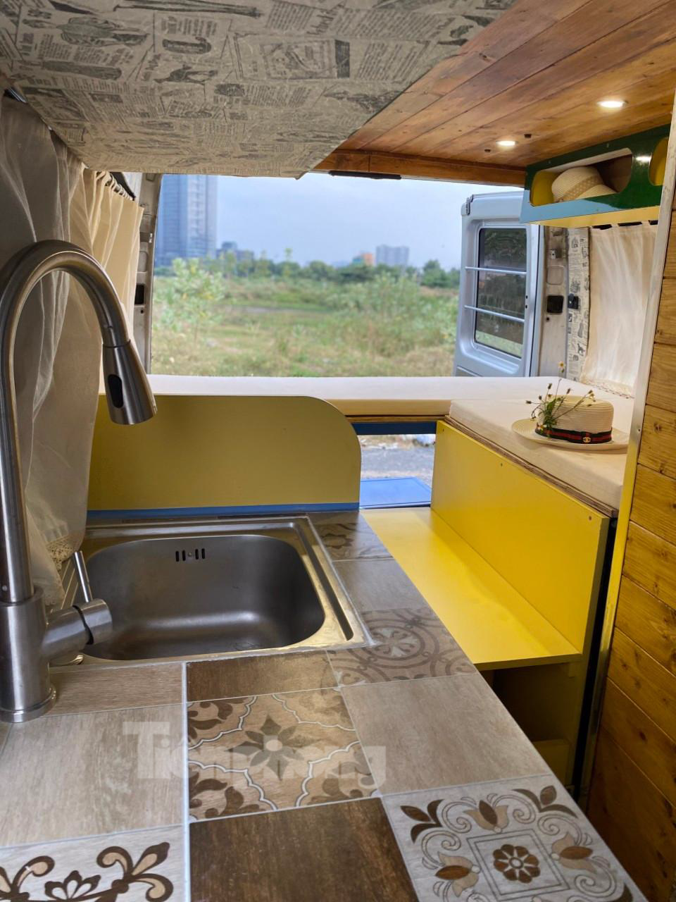 Khu vực bếp gọn gàng, nhiều ngăn kéo để đựng các vật dụng. Khu vực bếp gọn gàng, nhiều ngăn kéo để đựng các vật dụng.