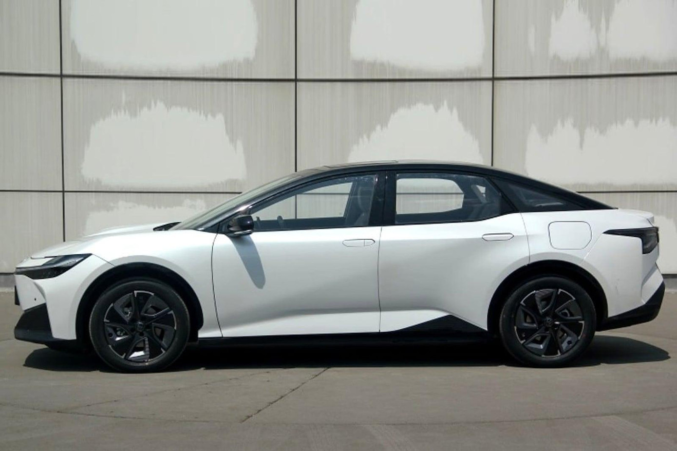 Hai biến thể của Toyota bz3 sở hữu tốc độ khoảng 160 km/h.