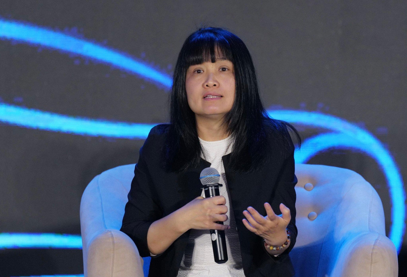 Tiến sĩ Trương Thị Chí Bình thẳng thắn trình bày về những khó khăn của ngành công nghiệp phụ trợ sản xuất ô tô. Tiến sĩ Trương Thị Chí Bình thẳng thắn trình bày về những khó khăn của ngành công nghiệp phụ trợ sản xuất ô tô.