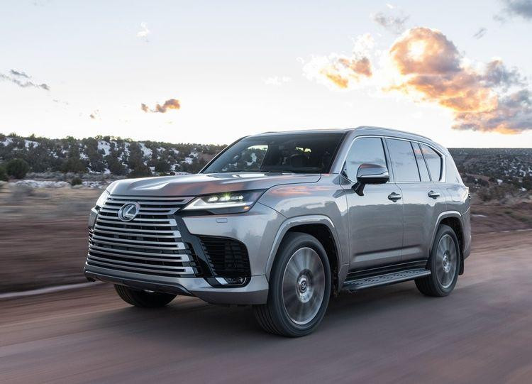 Năm 2022, mẫu SUV LX hàng đầu của Lexus đã được tân trang lại với nội thất mới và bệ gầm hiện đại lắp đặt động cơ tăng áp kép. LX600 dựa trên nền tảng Toyota Land Cruiser thế hệ mới. Nó ưu tiên sức mạnh off-road mà không phải hy sinh sự sang trọng. Thế hệ tiền nhiệm có động cơ V8 mạnh mẽ nhưng ở phiên bản này sẽ là động cơ V6 3.4 lít cho công suất 409 mã lực.