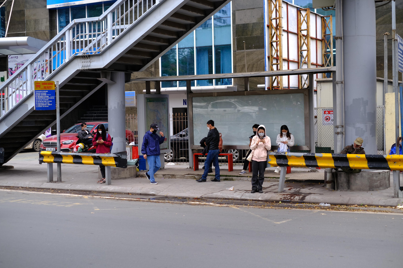 Sau một ngày làm việc mệt mỏi, nhiều người lao động chọn xe buýt làm phương tiện di chuyển để tiết kiệm chi phí.