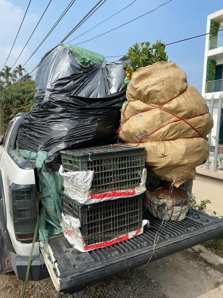 Chủ sở hữu nhanh ý tận dụng cả diện tích phần cửa thùng để đủ không gian chở hàng.