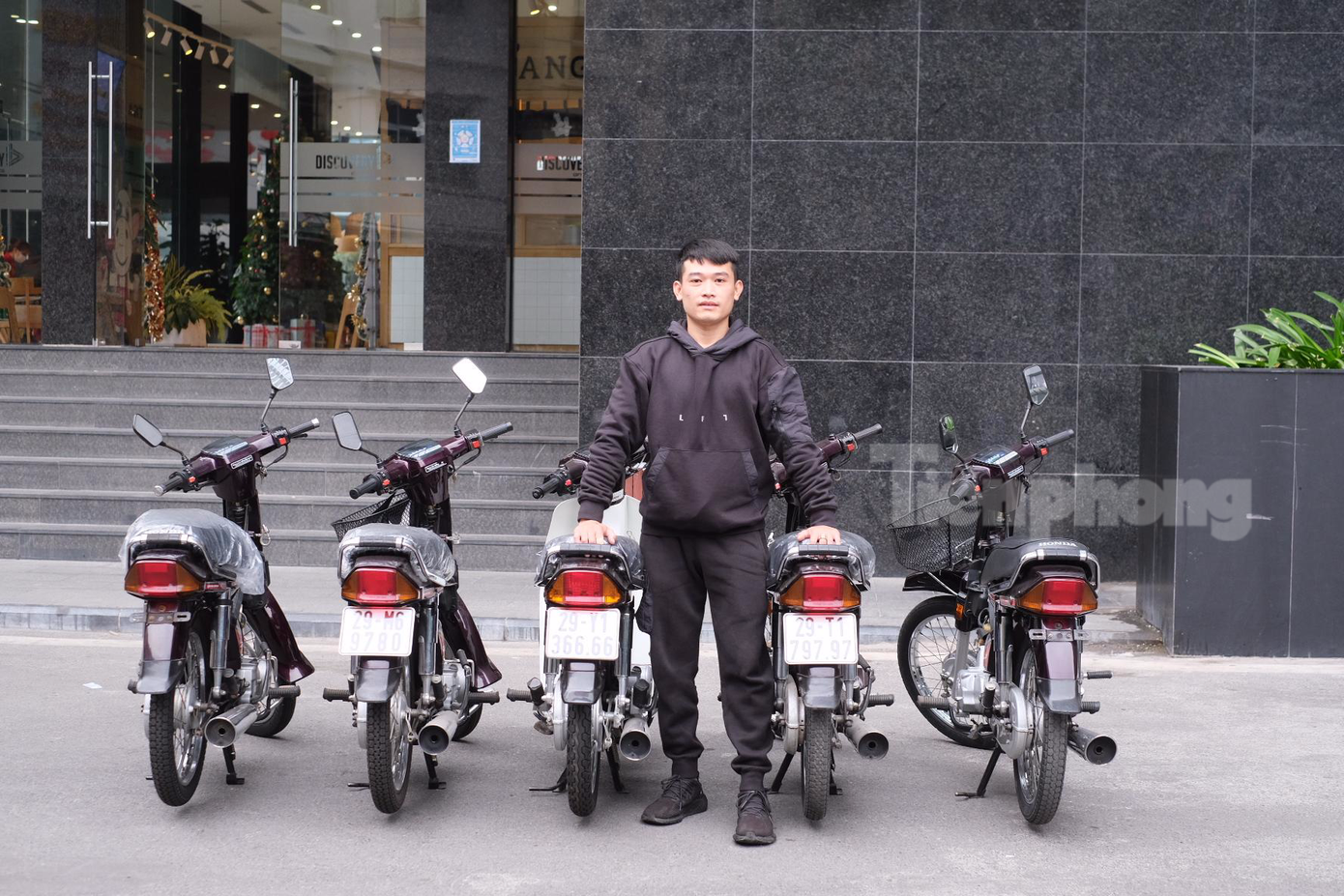 Anh Quân Quý rất tỉ mỉ trong công việc chăm sóc xe. Anh Quân Quý rất tỉ mỉ trong công việc chăm sóc xe.