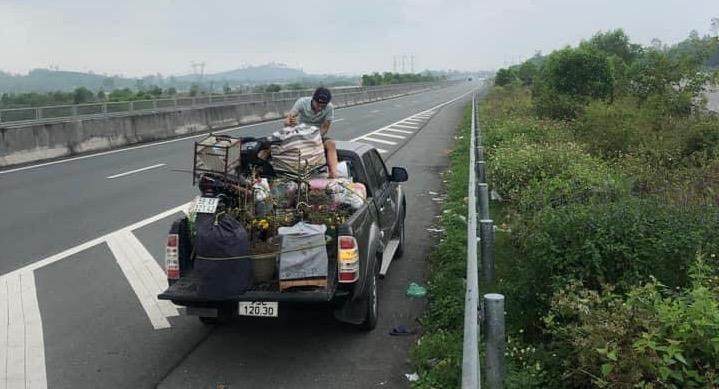 Nếu không yên tâm, chúng ta hãy dừng lại để kiểm tra độ chắc chắn của hàng hóa như tài xế này.