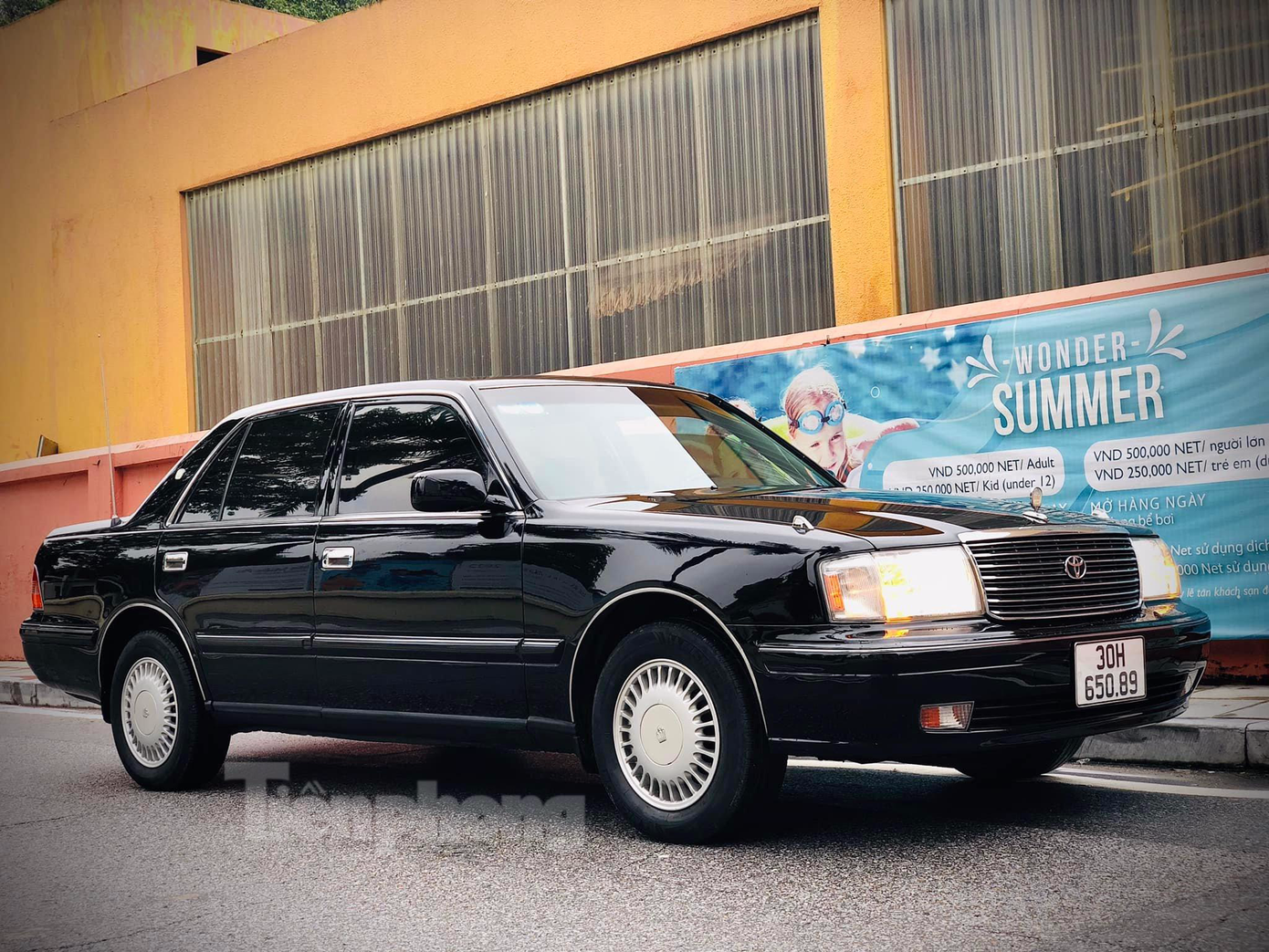 Toyota Crown 1998 của anh Đức sử dụng khối động cơ DOHC, dung tích 3.0 lít cho công suất 220 mã lực và mô-men xoắn 295 Nm. Để vận hành mẫu xe này, nhiều người cho rằng phải tốn một khoản tiền đáng kể mỗi tháng cho chi phí nhiên liệu.