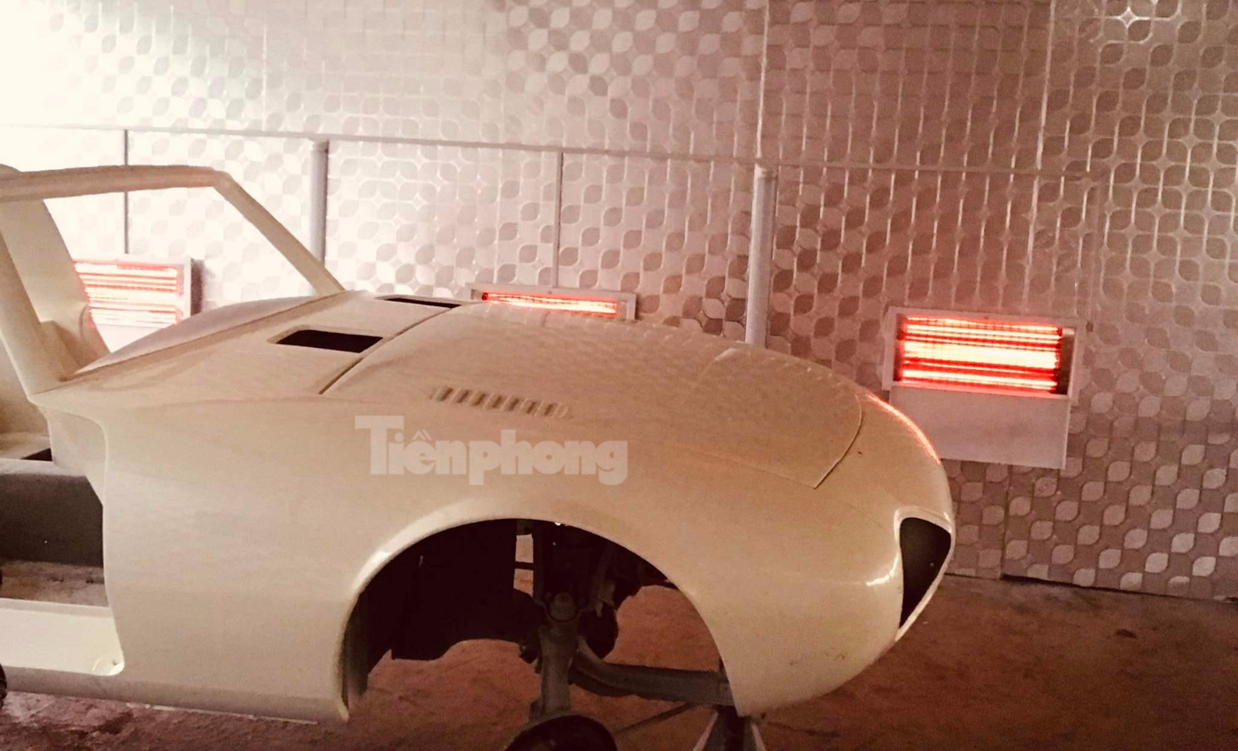 Đội ngũ sửa chữa của chủ sở hữu quyết tâm hoàn thành từng công đoạn một cách cẩn thận. Đội ngũ sửa chữa của chủ sở hữu quyết tâm hoàn thành từng công đoạn một cách cẩn thận.