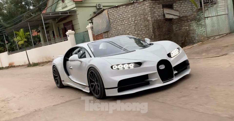 Chiếc xe đã trải qua một lần đảo ngói. Ảnh: Nhết TV.