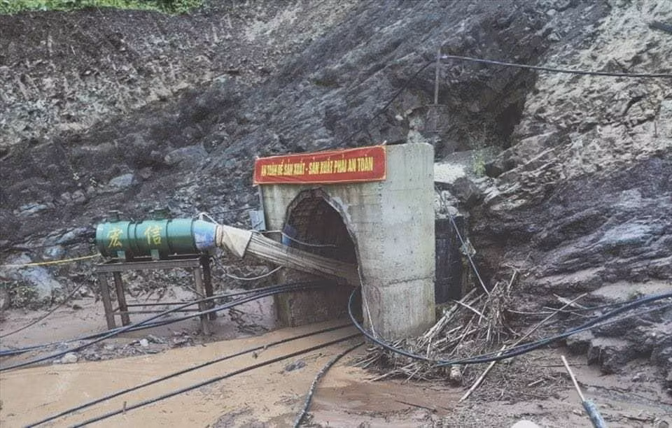 Mưa lớn khiến công nhân bị cuốn vào hầm theo dòng lũ.
