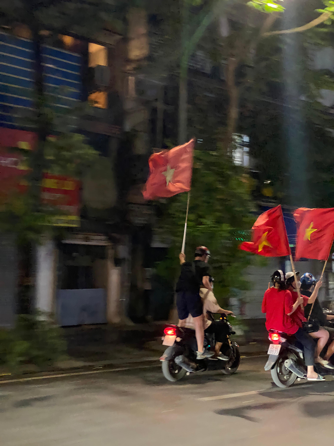 Người đằng sau đứng lên và vẫy cờ như trong tình huống này rất dễ khiến chiếc xe bị mất cân bằng.