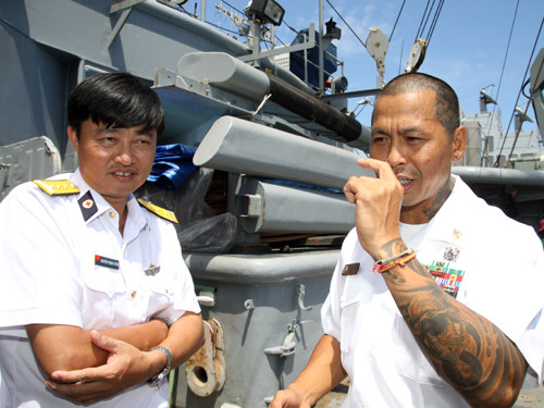 Ông Phanthavong xăm hình trên cánh tay trái. Ông Phanthavong xăm hình trên cánh tay trái