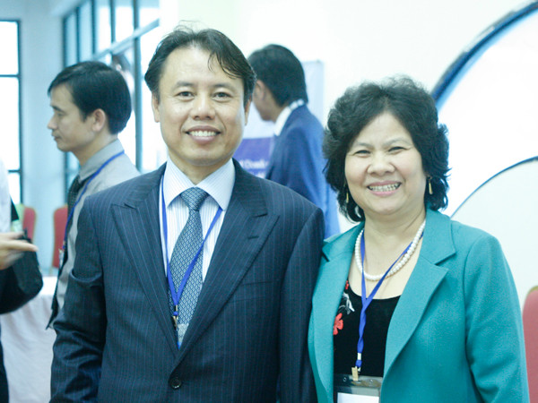 Doanh nhân Trần Đặng Chung, Việt kiều Nga chụp ảnh lưu niệm bên sảnh hội nghị