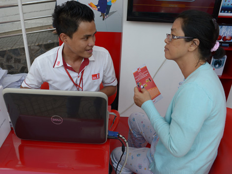 Nhân viên Home Credit tư vấn cho khách hàng mua sắm tại kênh siêu thị 